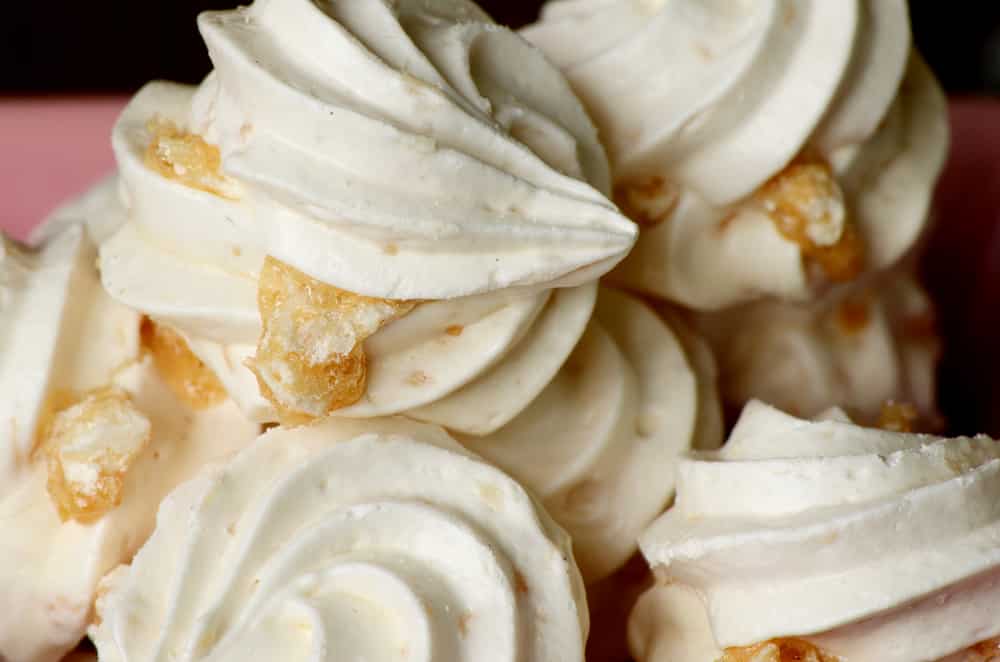 Merengue con manjar y lúcuma