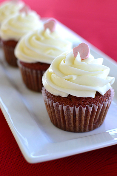 Cupcakes con frosting de queso crema y azúcar flor